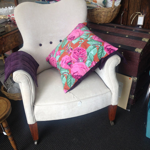 Stylish & Classic ‘Vintage Pearl' Wraparound Arm Chair